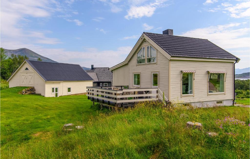 Beautiful Home In Stokmarknes With Wifi And 3 Bedrooms