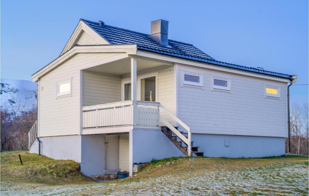 Beautiful Home In Stokmarknes With Wifi And 3 Bedrooms photo 1