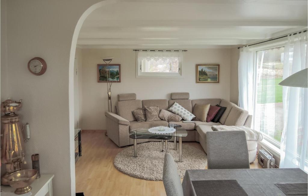Beautiful Home In Stokmarknes With Wifi And 3 Bedrooms photo 2