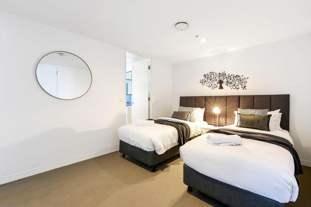 Oracle Broadbeach Wonderful Modern 2 Bed 1 Bath Apartment - CoastHM - Tap to explore photos
