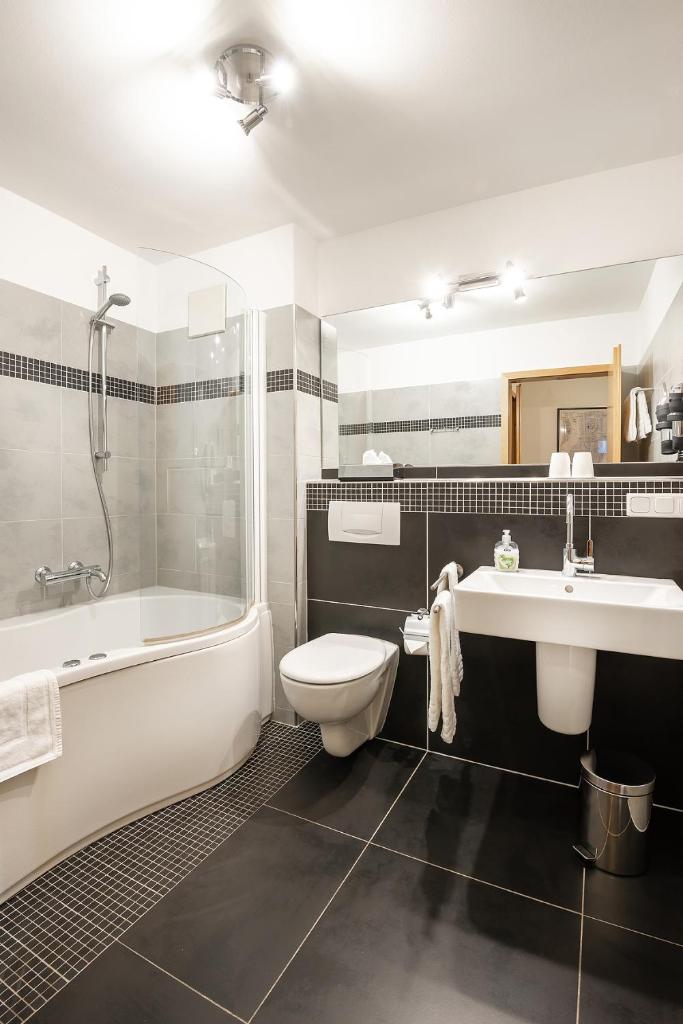 City Hotel photo 2