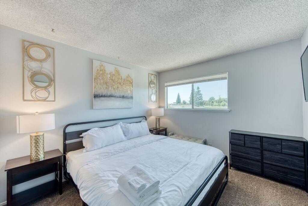 Lovely 2 bedroom condo in quiet location photo 4