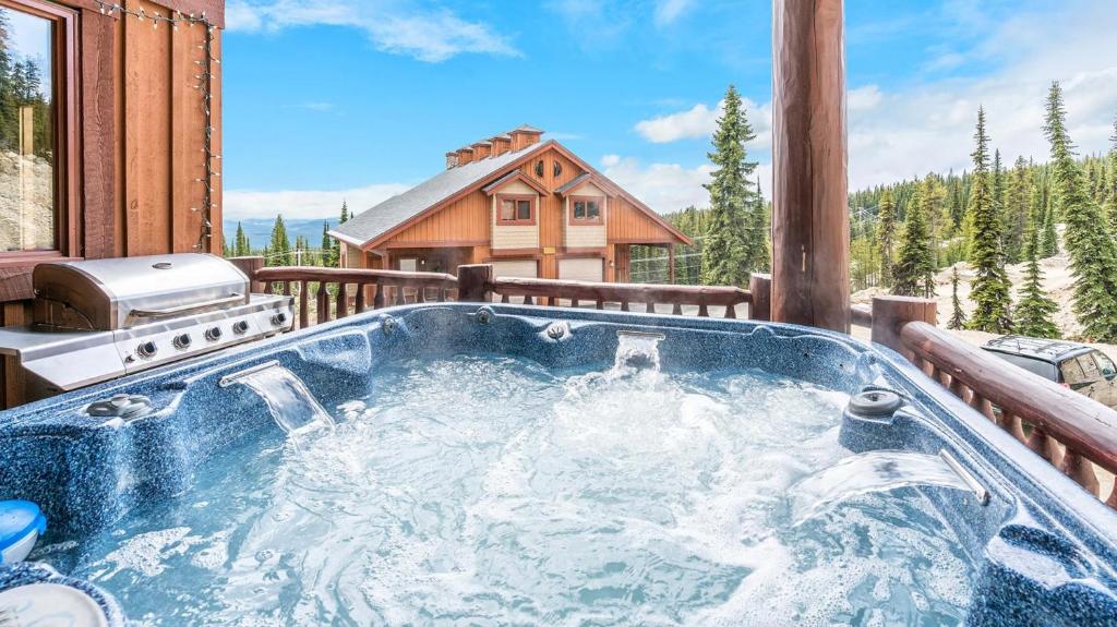 Forest Lane Hideaway - Luxurious Family Friendly Home with Private Hot Tub photo 2