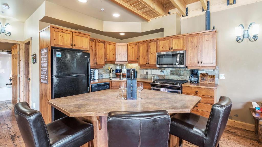 Forest Lane Hideaway - Luxurious Family Friendly Home with Private Hot Tub photo 4