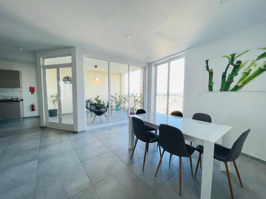 190 Sqm Apartment in Swieqi with Views and free high speed Wifi photo 3