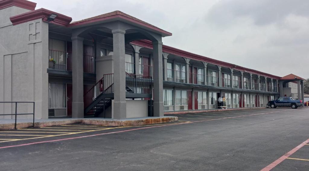 Red Roof Inn Fort Worth West image