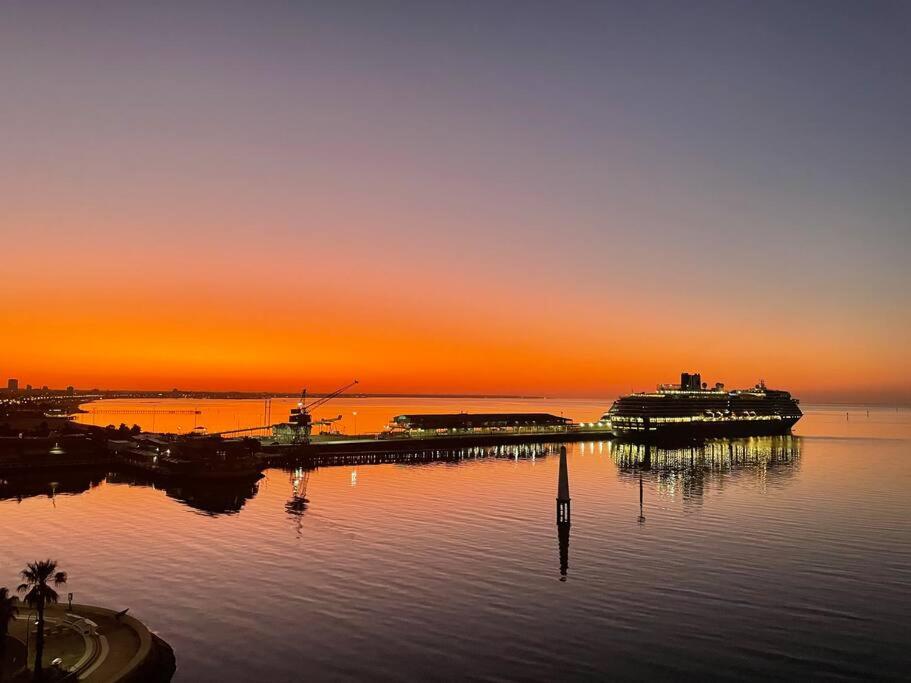 Amzing Ocean View Spacious Three Bedrooms Apartment Port Melbourne photo 2