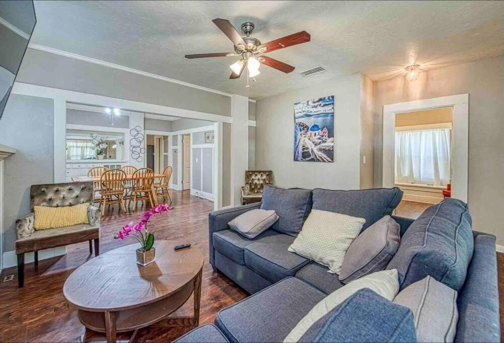 2 King Beds! Fantastic Stylish Bungalow home! image