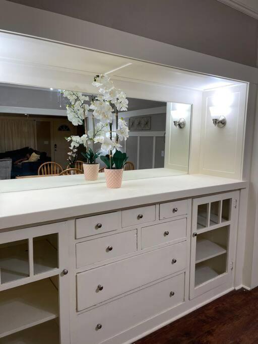2 King Beds! Fantastic Stylish Bungalow home! photo 3