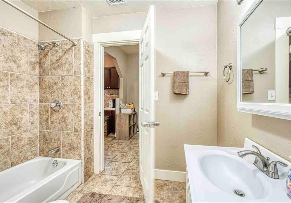 2 King Beds! Fantastic Stylish Bungalow home! photo 4