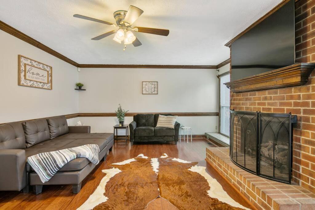 Spacious 4B/3b Home in Fayettville, Big backyard! image