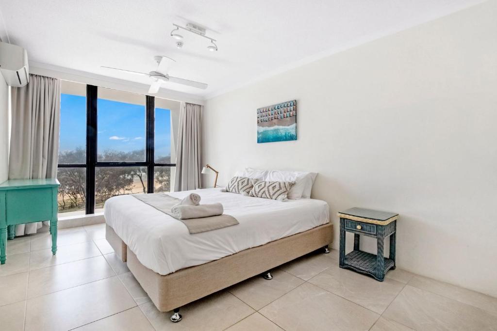 Beachfront Escape in Surfers Paradise - CoastHM - Tap to explore photos
