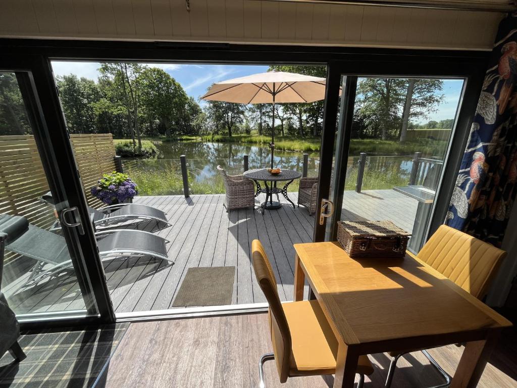 Cedar Boutique Lodge-dog fishing and Spa access photo 3