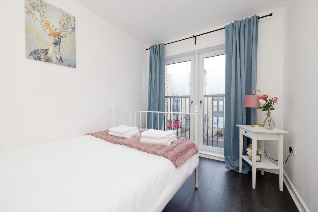 JOIVY Stylish 3BR Home with Garden & Free Parking - Tap to explore photos