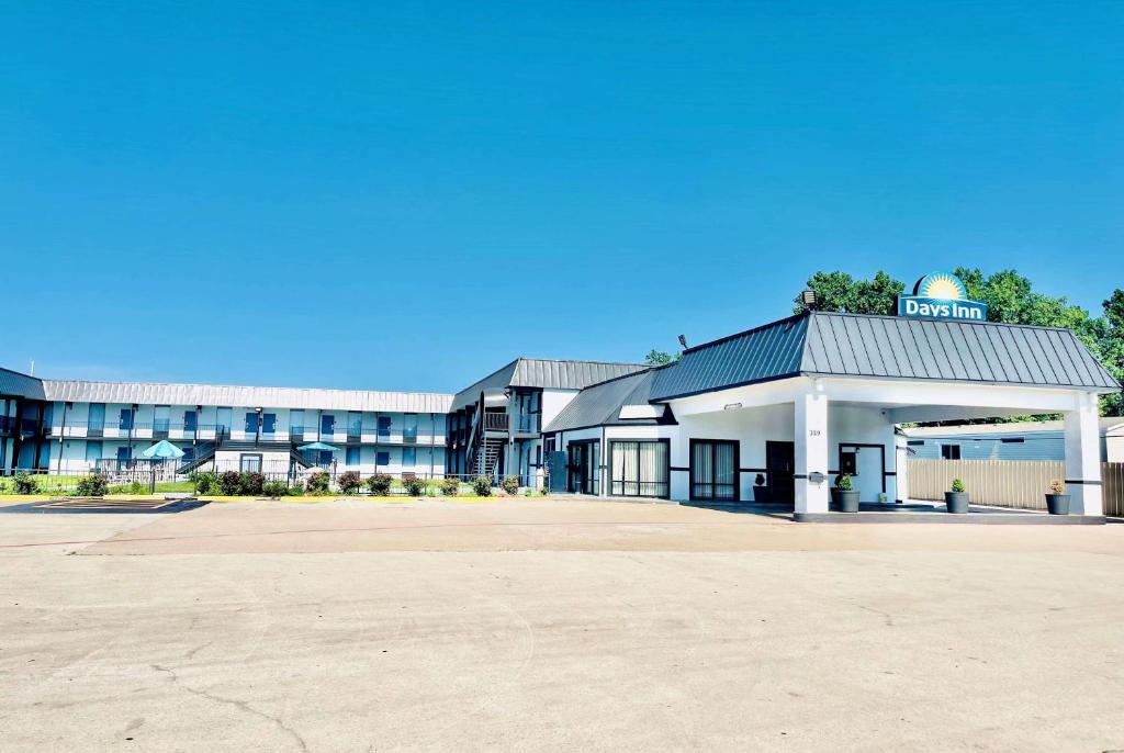 Days Inn by Wyndham Burleson Ft. Worth image