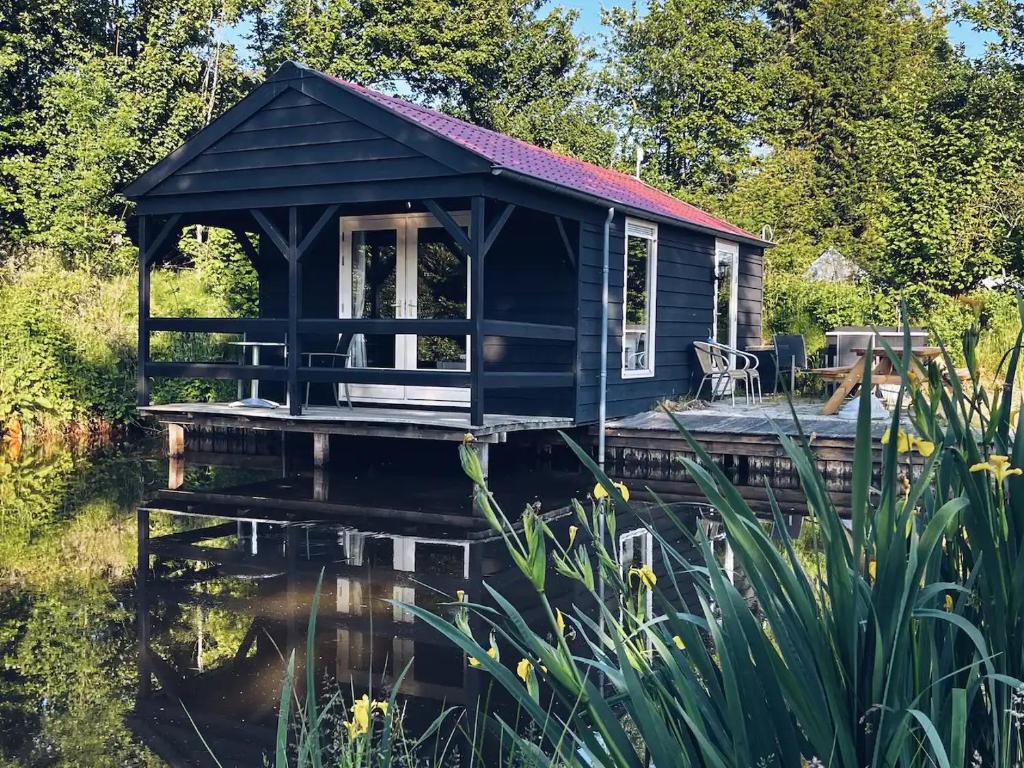 Kampeerhuisje met veranda over de vijver photo 1