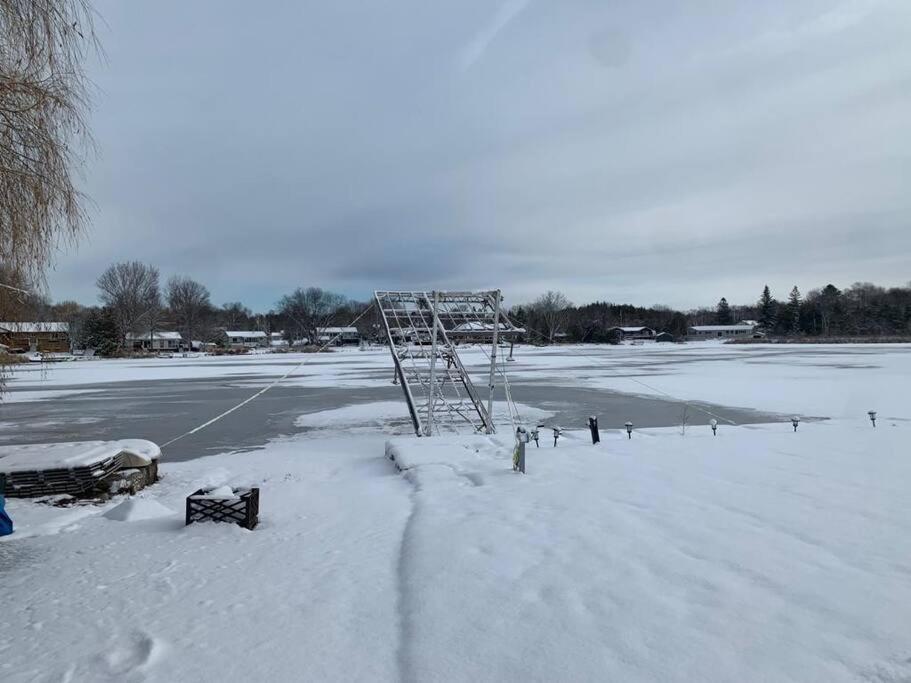 Chemong Lake Waterfront Cottage☆privateboatlaunch photo 3