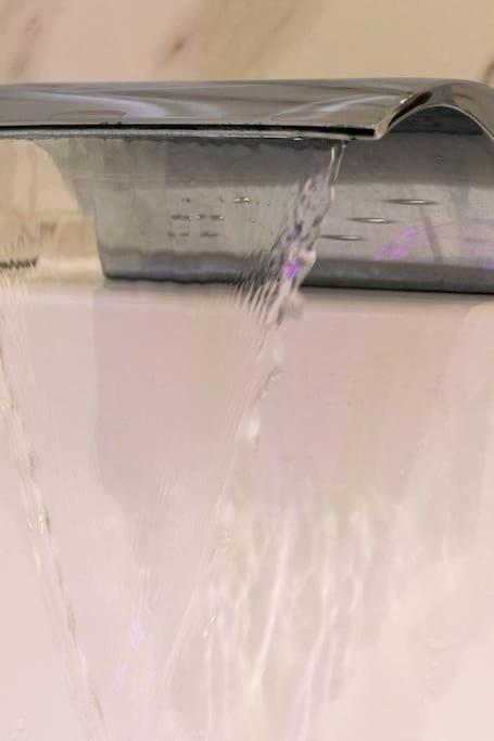 Maison chaleureuse, Options Jacuzzi, Parking et Clim - Thumbnail image