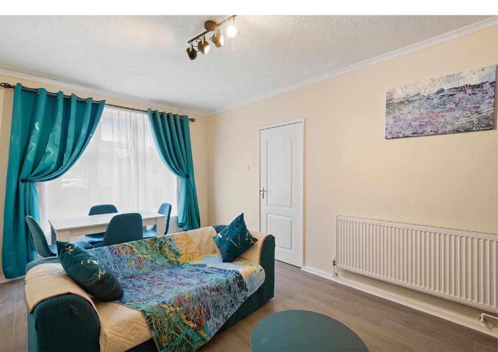 Three Bed Luxury Home in London photo 2
