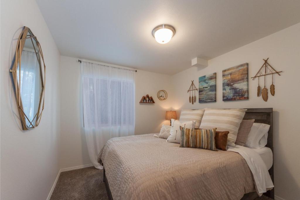 Modern and Stylish KING bed Wifi FREE Parking photo 2