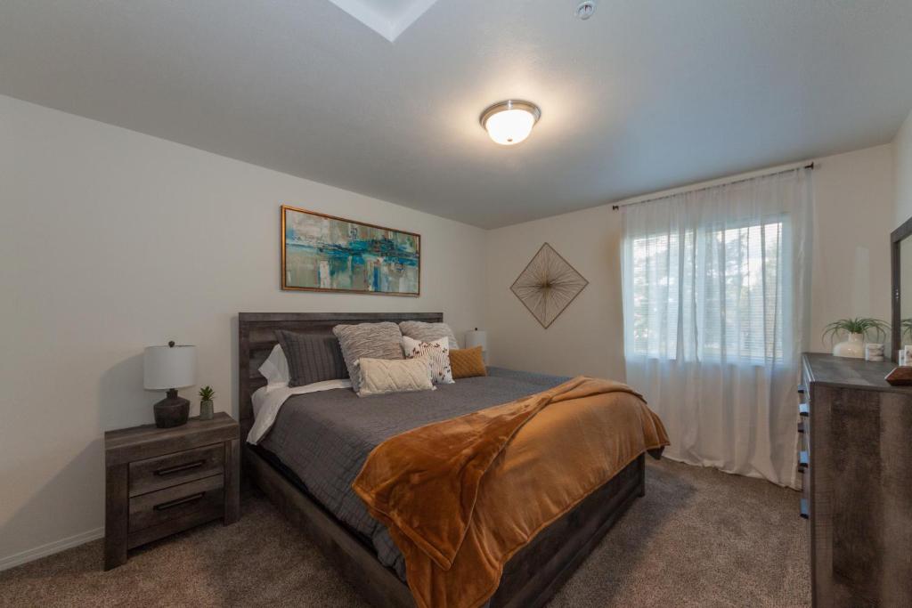 Modern and Stylish KING bed Wifi FREE Parking photo 3