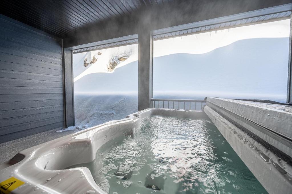 Grizzly Ridge Getaway Brand New Hot Tub Sleeps 11 photo 1