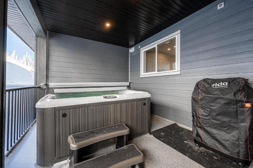 Grizzly Ridge Getaway Brand New Hot Tub Sleeps 11 photo 2