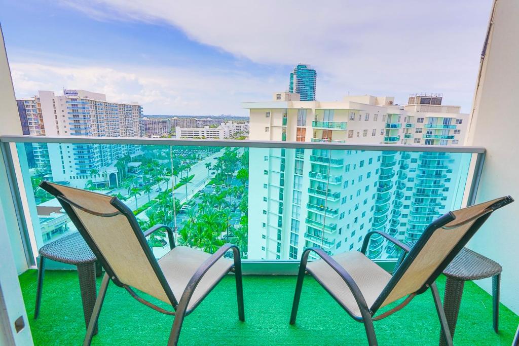 Beautiful penthouse condo with stunning views of both ocean and city photo 4