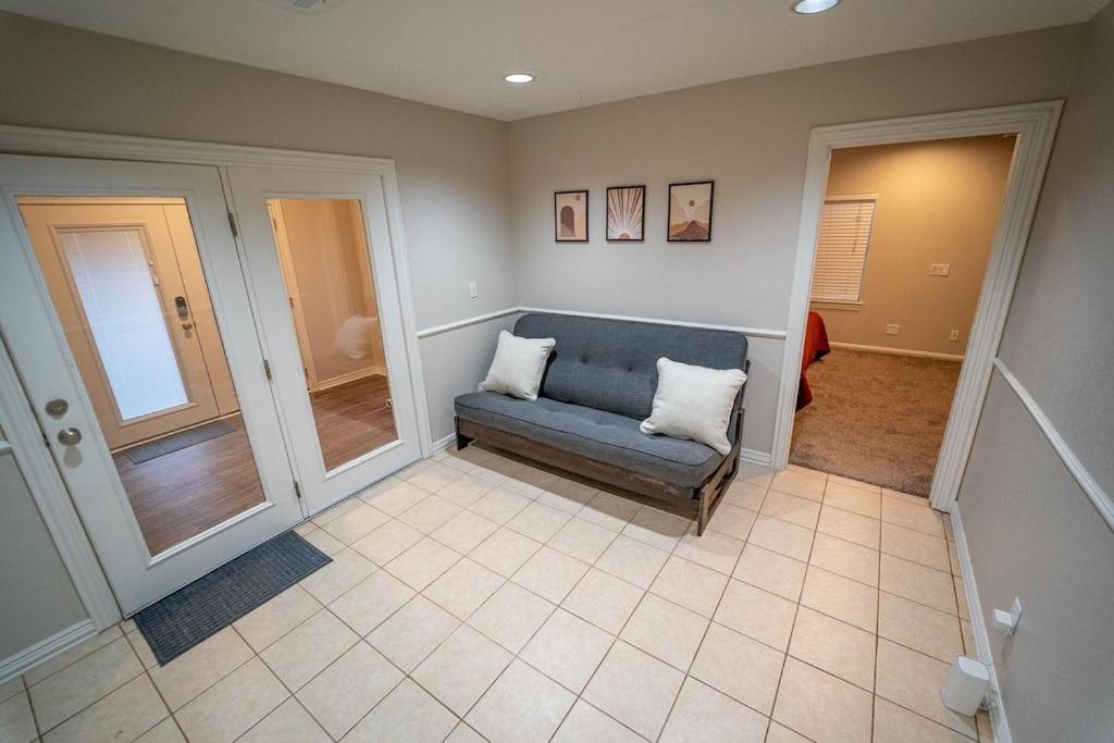 NEW The Drover by USAO - King Bed - SmartTV - Quiet Street! photo 2