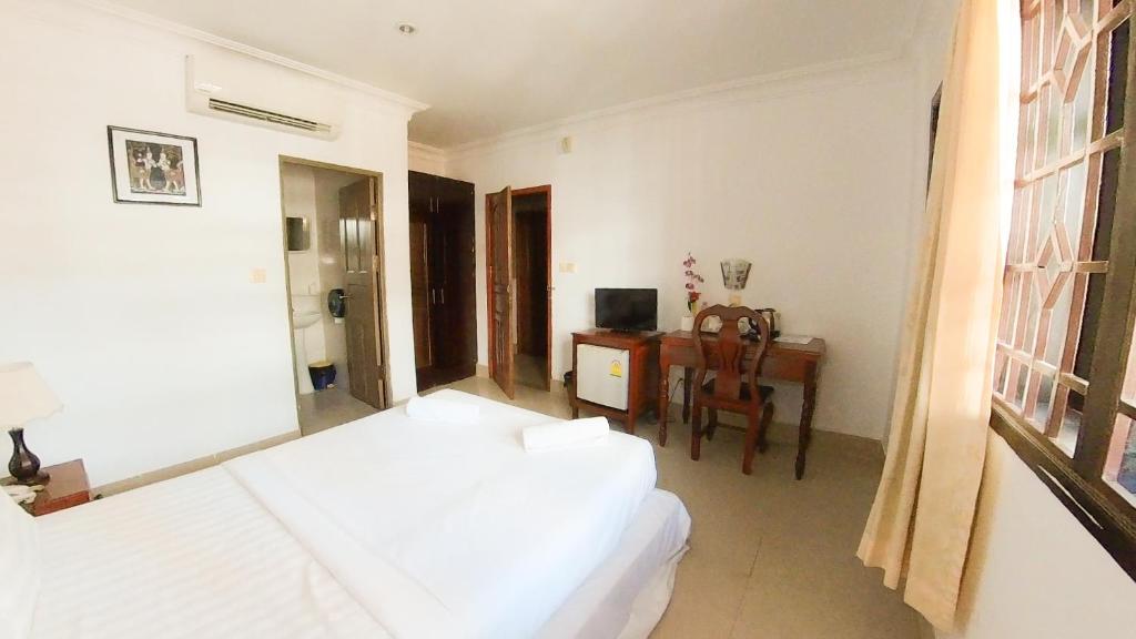 Riverside Hotel Phnom Penh photo 3