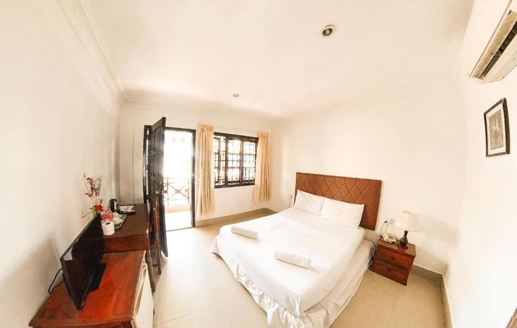 Riverside Hotel Phnom Penh photo 1
