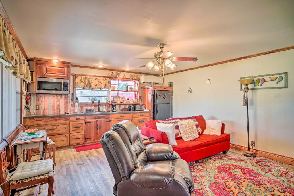 Cozy Lake Charles Studio with Golf Course Views photo 1