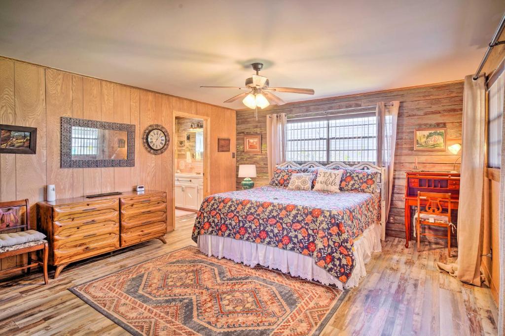 Cozy Lake Charles Studio with Golf Course Views photo 2