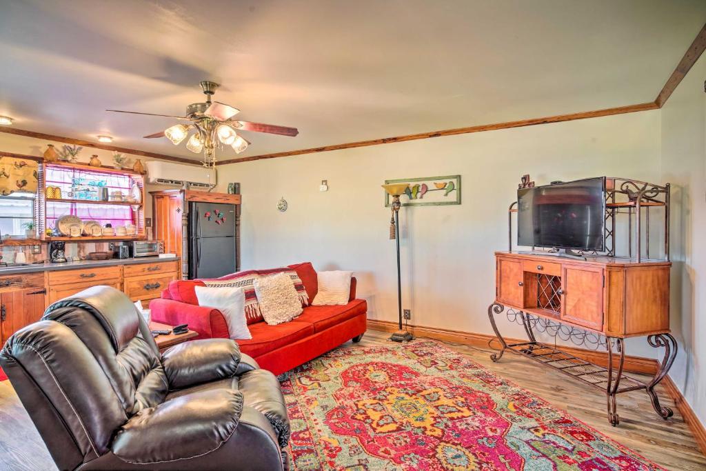Cozy Lake Charles Studio with Golf Course Views photo 3