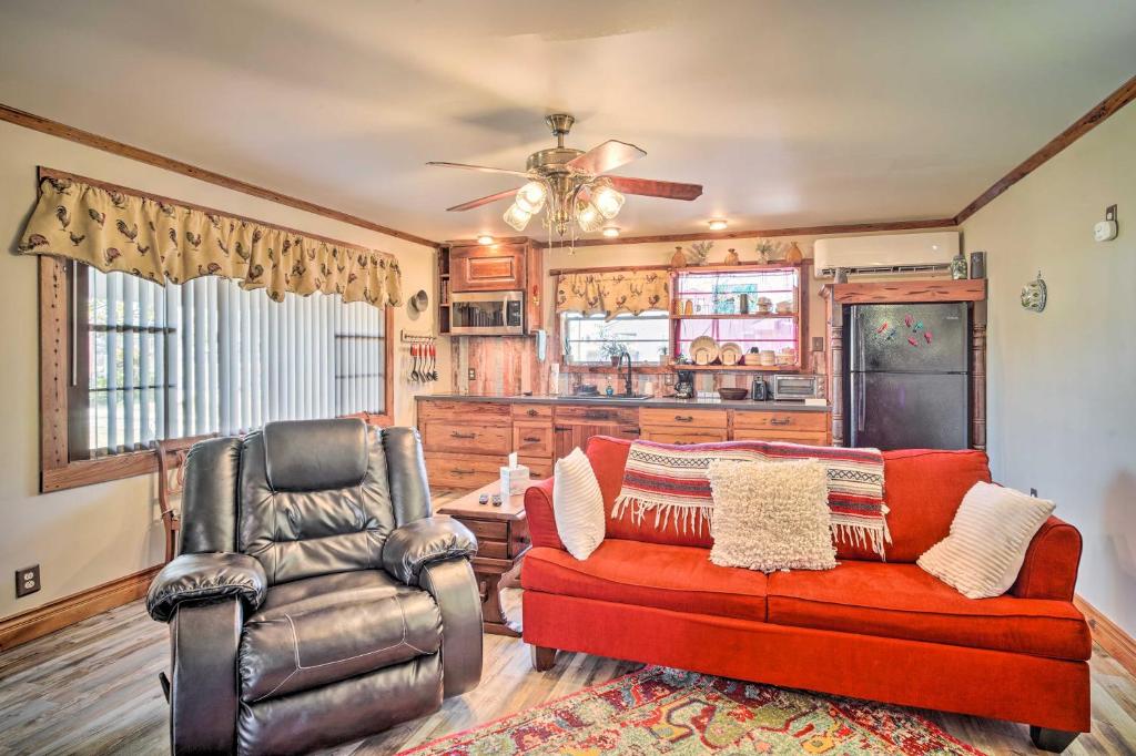 Cozy Lake Charles Studio with Golf Course Views photo 4