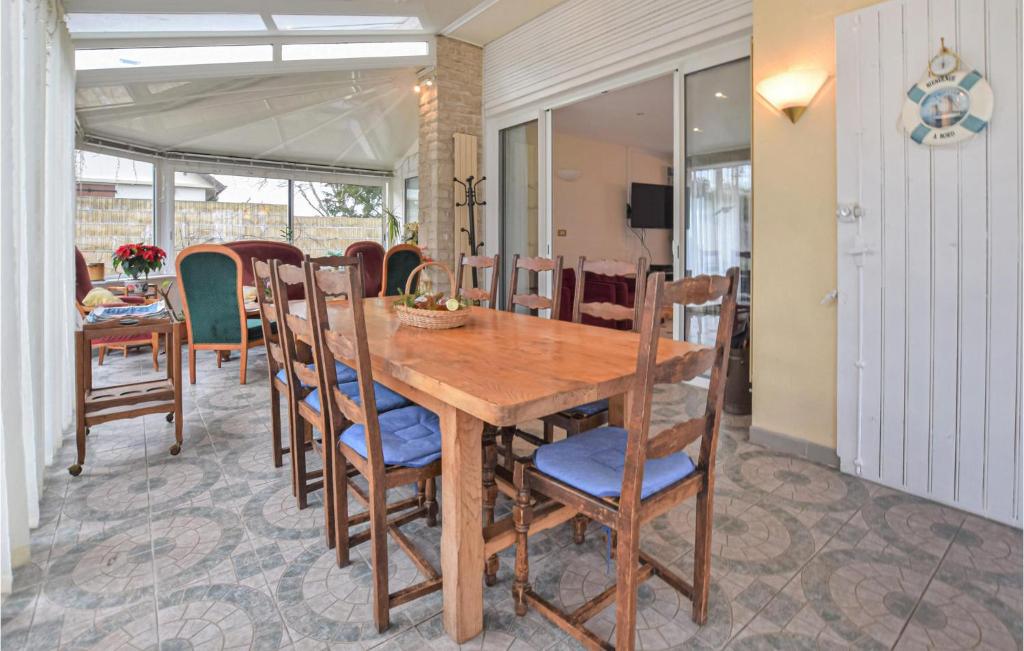 Beautiful Home In Ver-sur-mer With Indoor Swimming Pool, Wifi And Swimming Pool photo 4