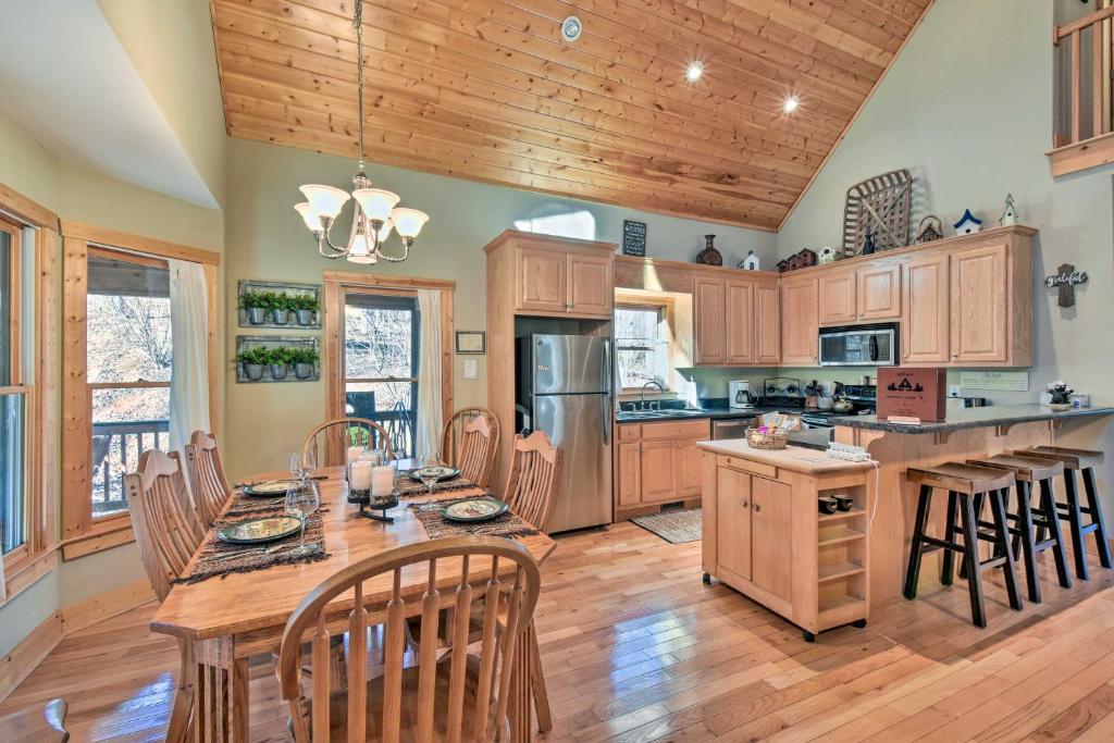 Dahlonega Cabin with Hot Tub, 4 Mi to Downtown! photo 1