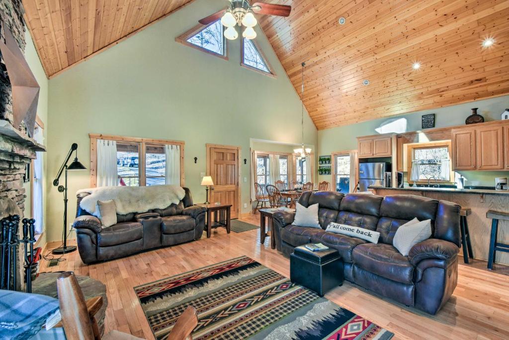 Dahlonega Cabin with Hot Tub, 4 Mi to Downtown! photo 4