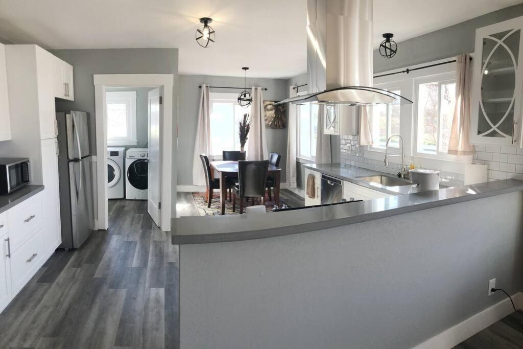 Executive 2 bdrm home- Fast Wi-Fi- Open Floorpan image