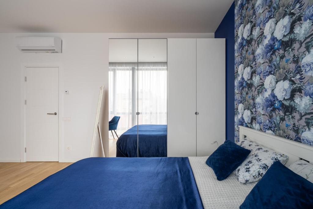 1-bedroom penthouse with underground parking - Tap to explore photos