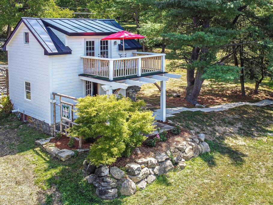 1786 Farm Cottage Honeymoon Suite Renovated 2022 image