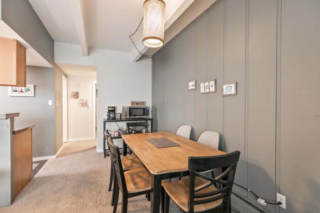 Lake View Condo Cozy and Relaxing photo 1