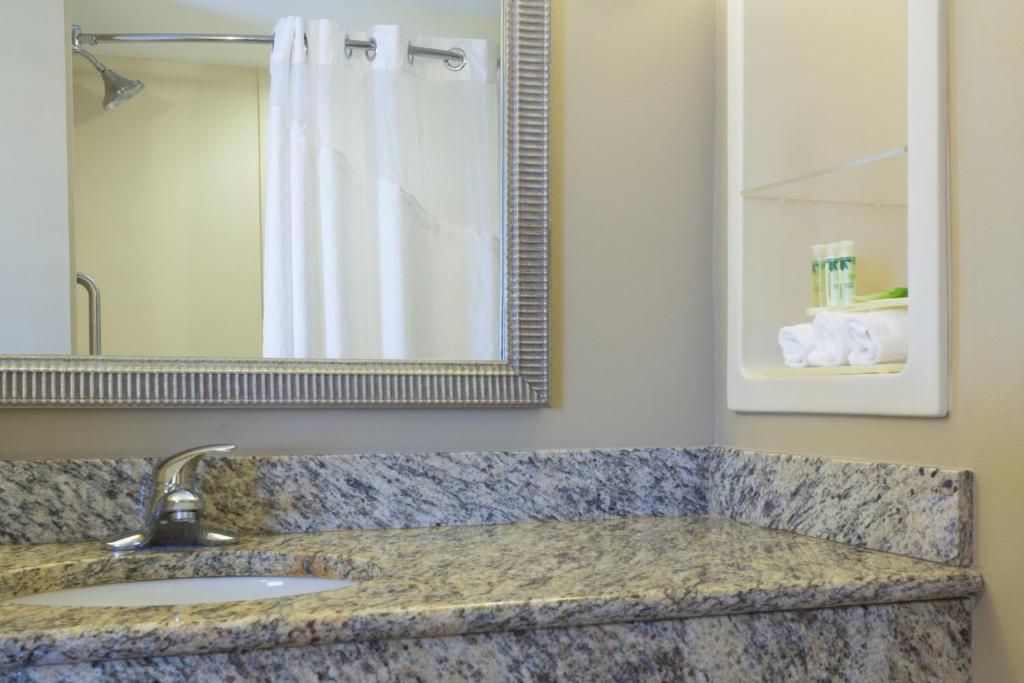 Holiday Inn Express Hotel & Suites Fort Pierce West, an IHG Hotel photo 4