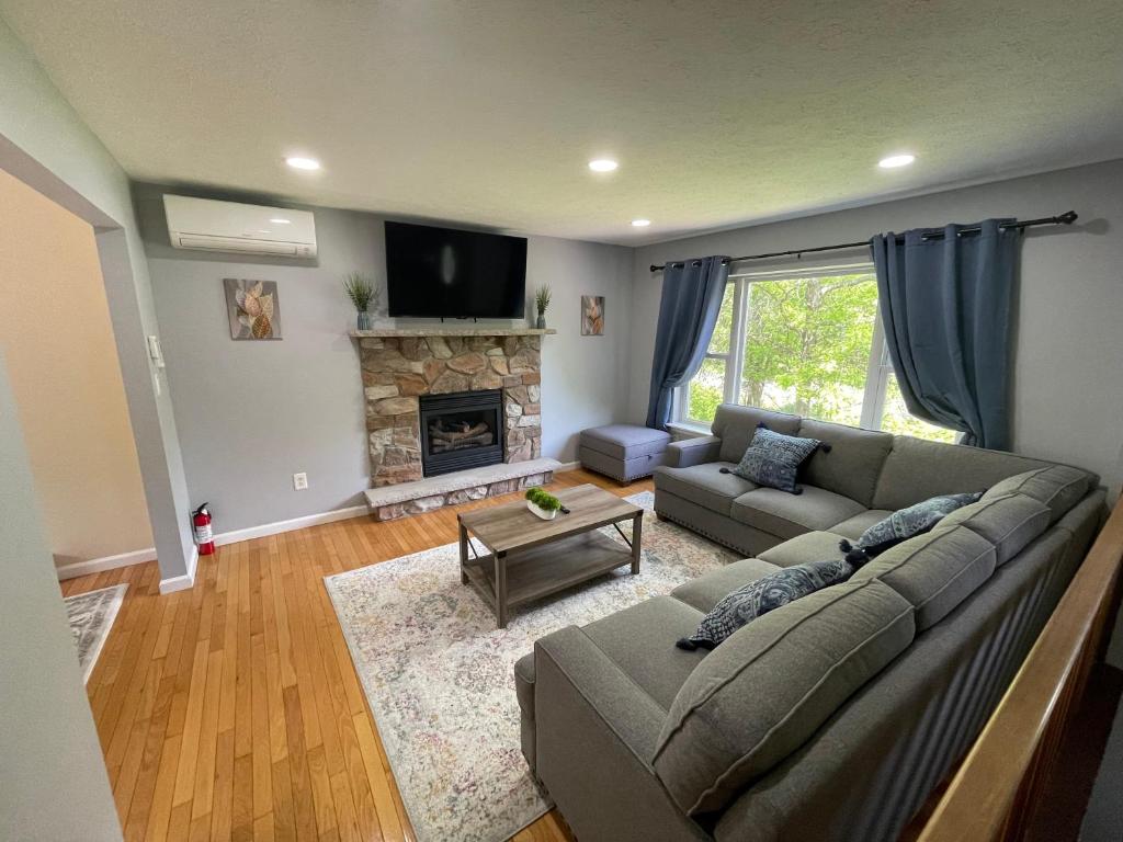 Spacious Pocono Home with Hot Tub and Fire Pit photo 2