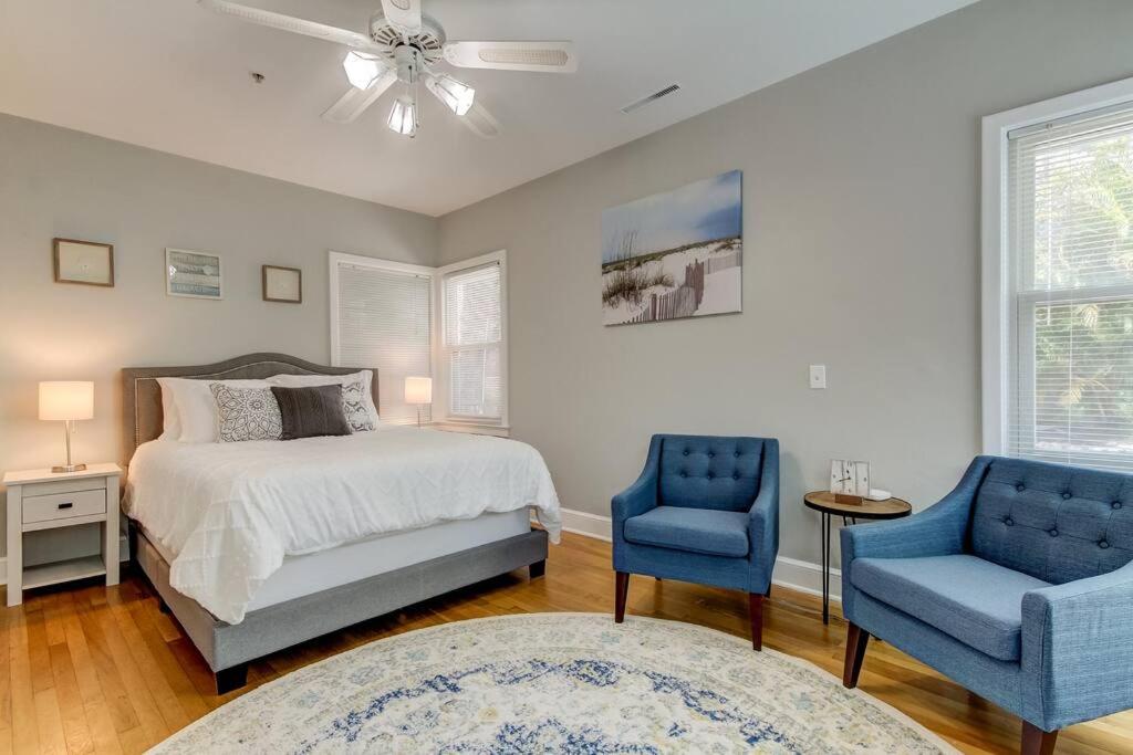 Light & Bright! Quaint Downtown Dunedin Bungalow! image