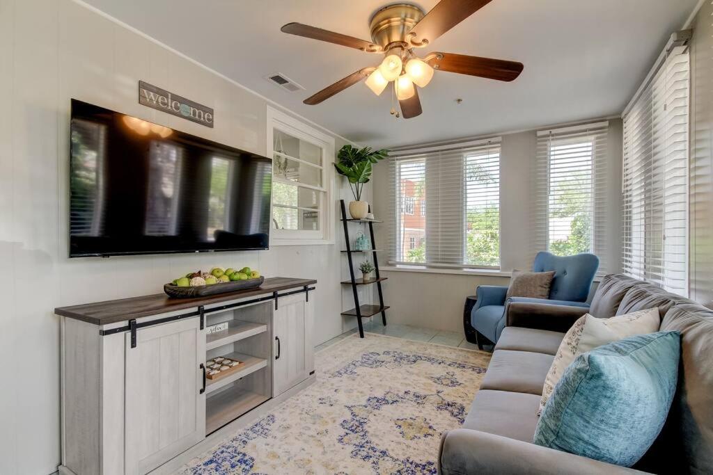 Light & Bright! Quaint Downtown Dunedin Bungalow! photo 3