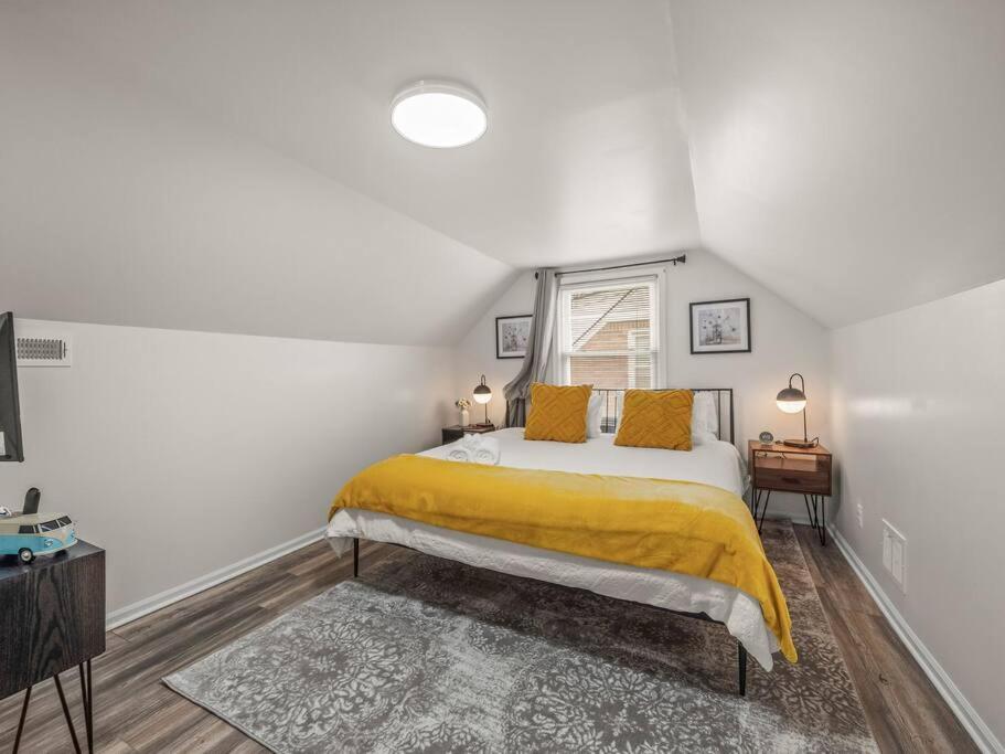 Modern Home With A Finished Entertainment Basement photo 2
