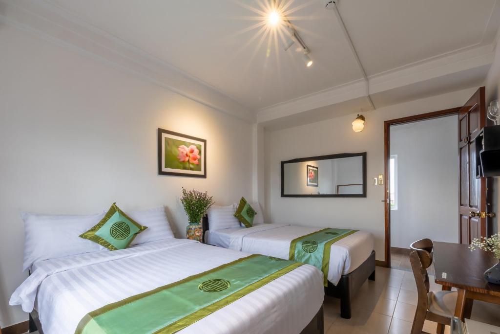 Charming Riverside Hotel