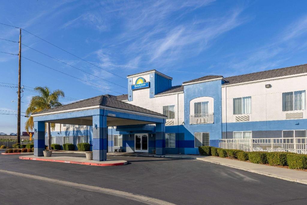 Days Inn by Wyndham Lathrop image