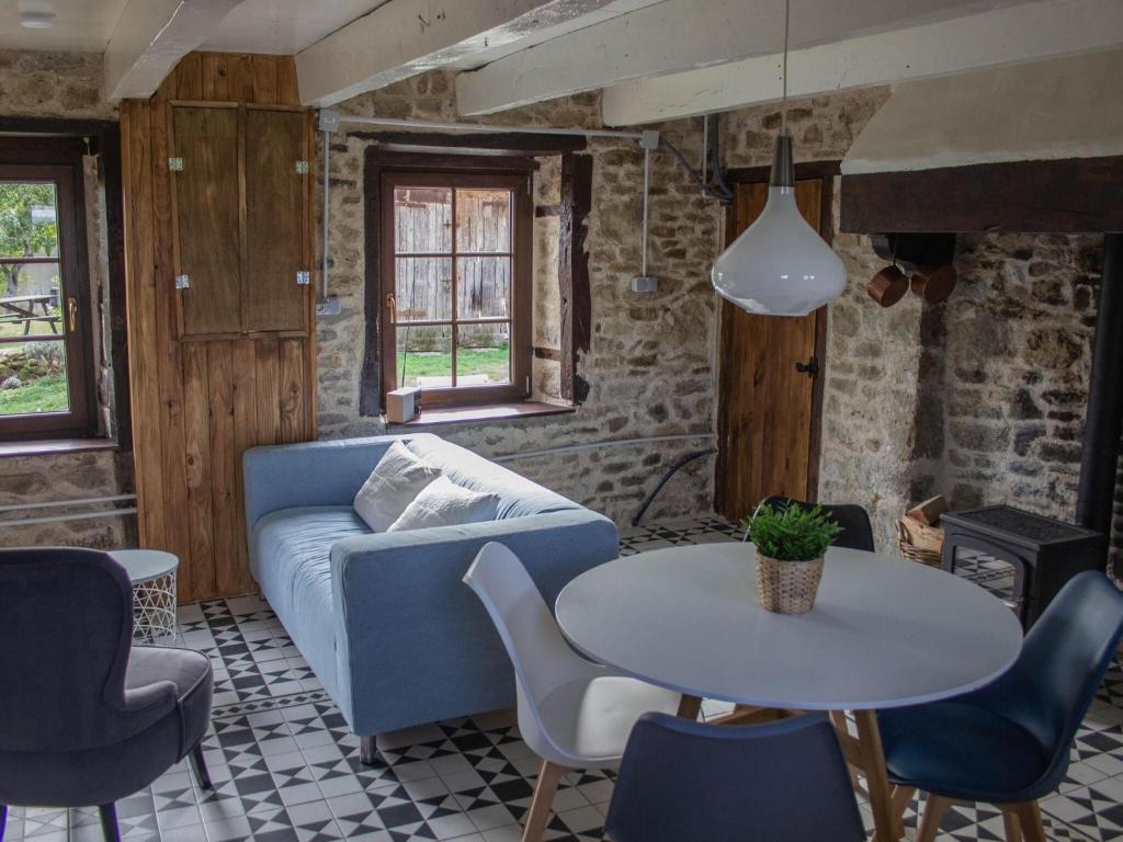 Serene cottage in Saint-Maurice-près-Pionsat with pool photo 1